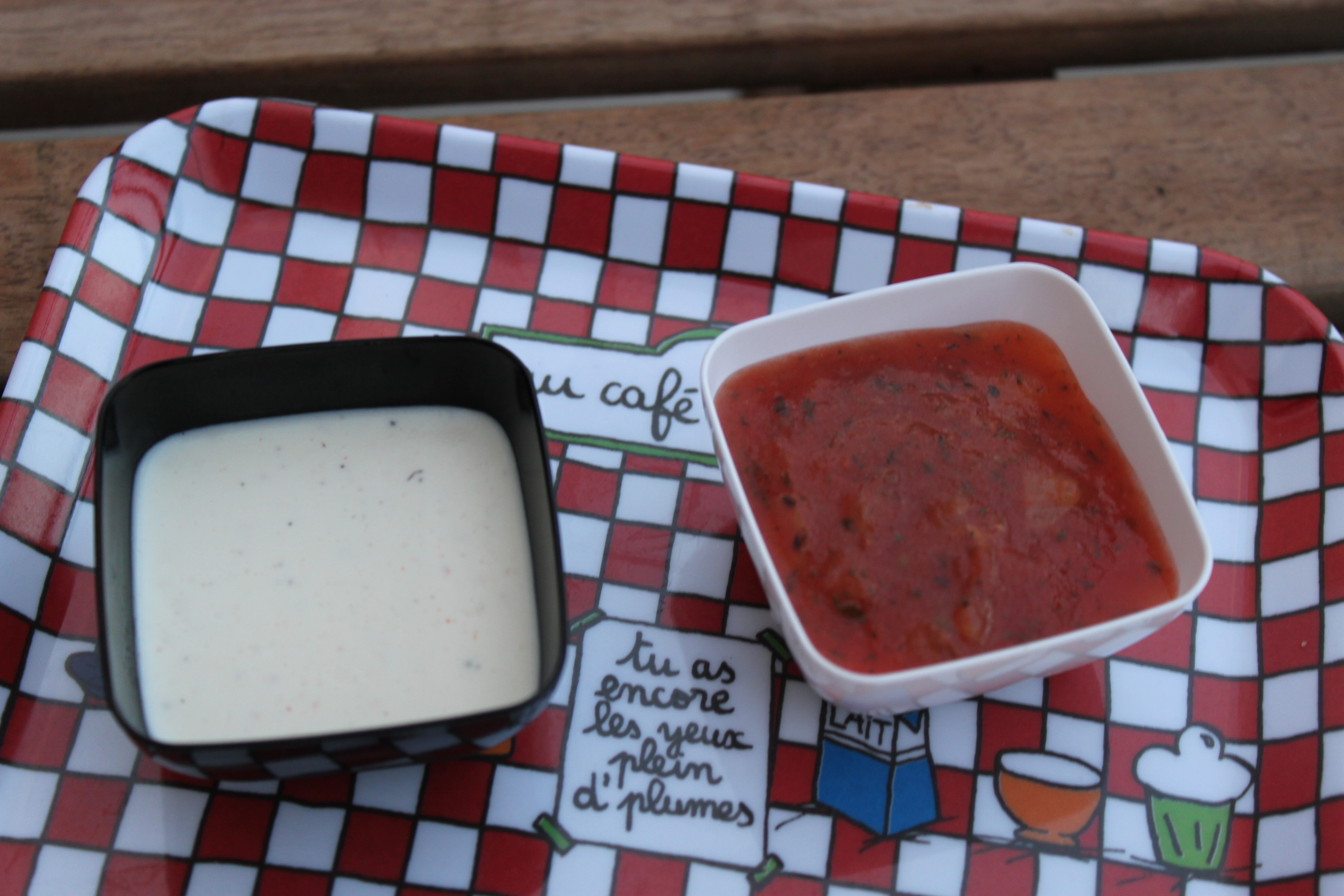 Panna cotta présentées dans des ramequins.